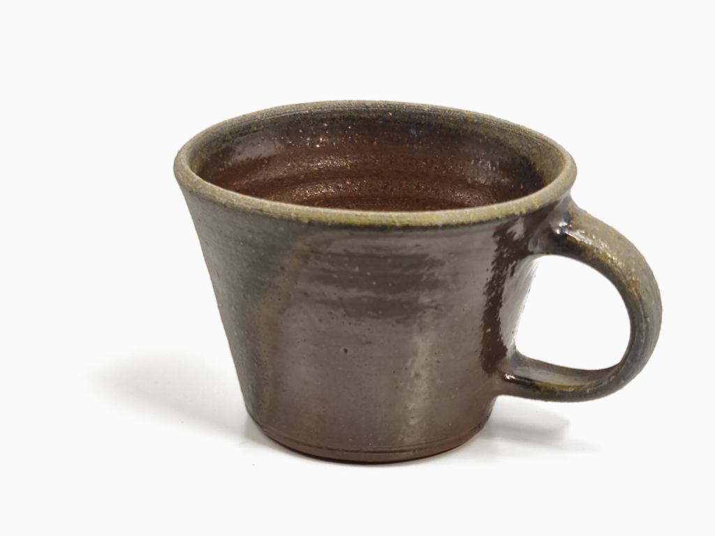 Kūgio formos Anagama puodelis su rankena